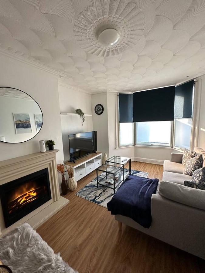 캠브리지 3 Bed Flat With Pool Table 아파트 외부 사진